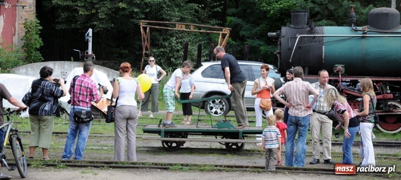 Zdjęcie w galerii na portalu naszraciborz.pl: Parowóz ściągnął tłumy wiadomości z regionu