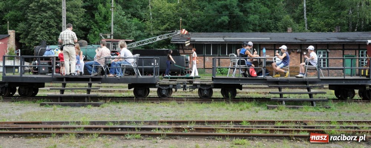 Zdjęcie w galerii na portalu naszraciborz.pl: Parowóz ściągnął tłumy wiadomości z regionu