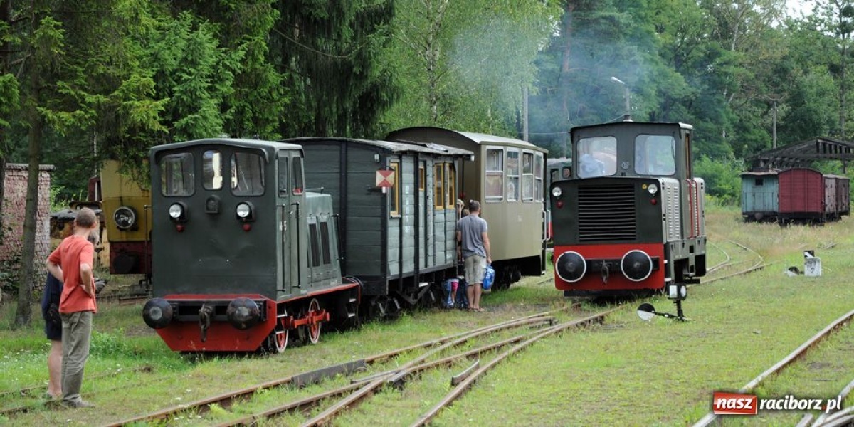 Zdjęcie w galerii na portalu naszraciborz.pl: Parowóz ściągnął tłumy wiadomości z regionu