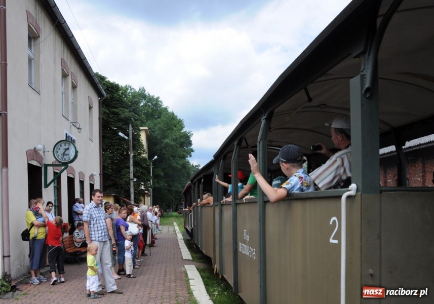 Zdjęcie w galerii na portalu naszraciborz.pl: Parowóz ściągnął tłumy wiadomości z regionu