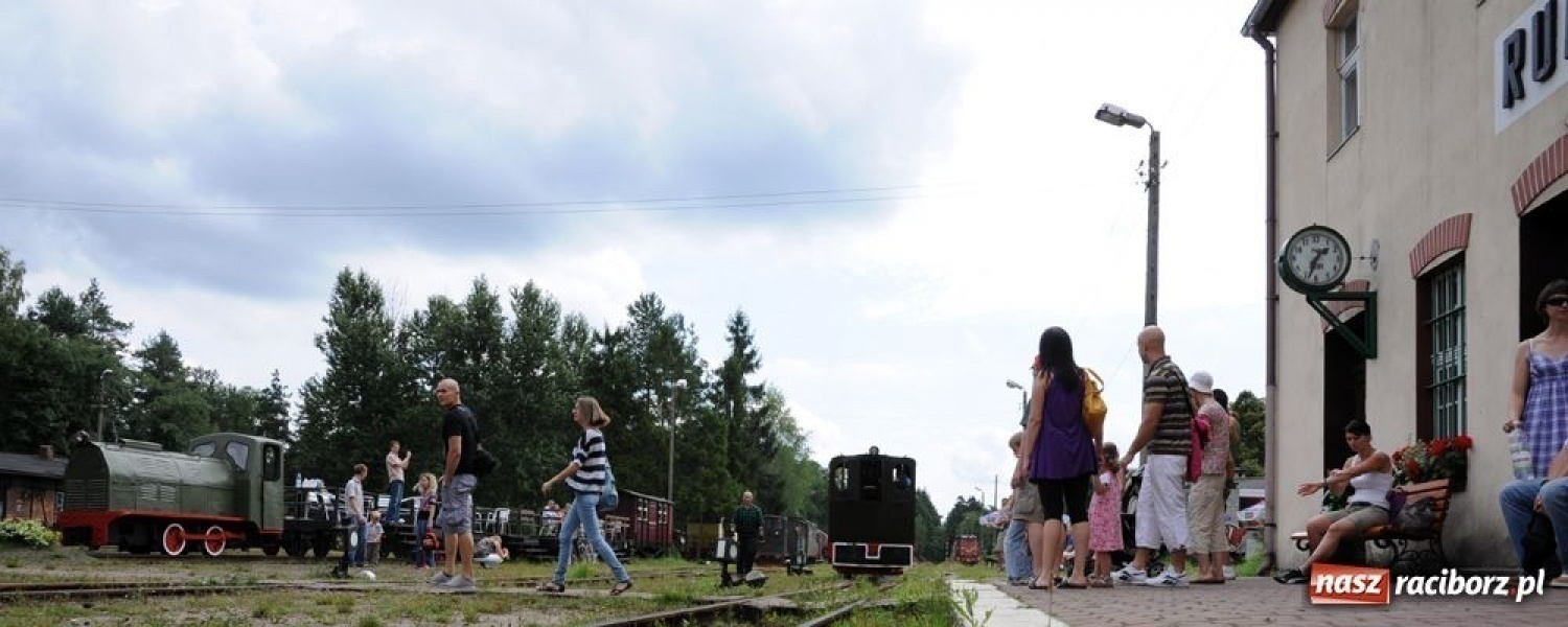 Zdjęcie w galerii na portalu naszraciborz.pl: Parowóz ściągnął tłumy wiadomości z regionu