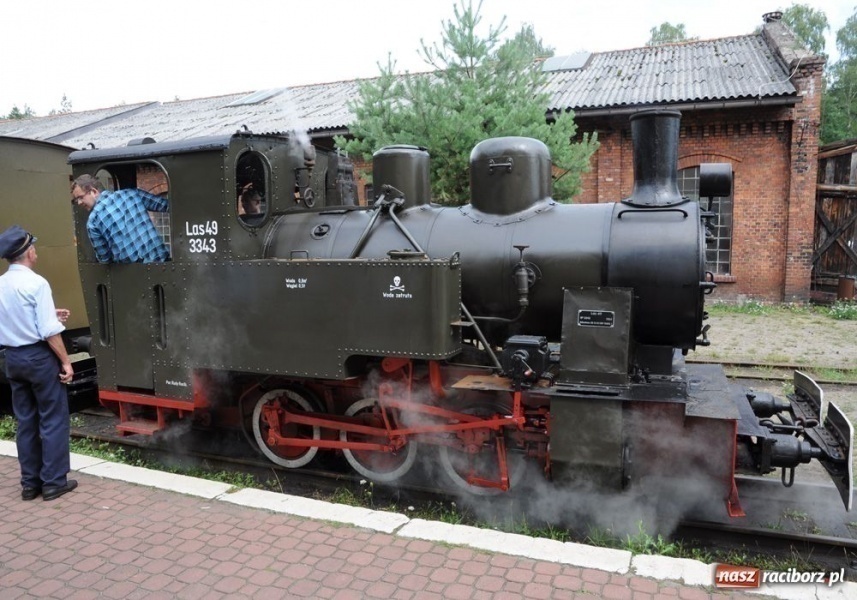 Zdjęcie w galerii na portalu naszraciborz.pl: Parowóz ściągnął tłumy wiadomości z regionu