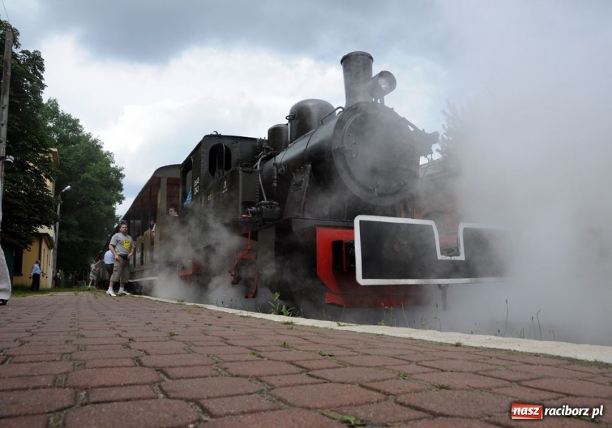 Zdjęcie w galerii na portalu naszraciborz.pl: Parowóz ściągnął tłumy wiadomości z regionu
