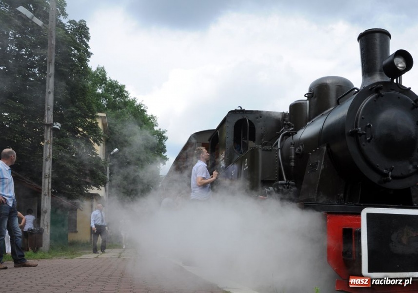 Zdjęcie w galerii na portalu naszraciborz.pl: Parowóz ściągnął tłumy wiadomości z regionu