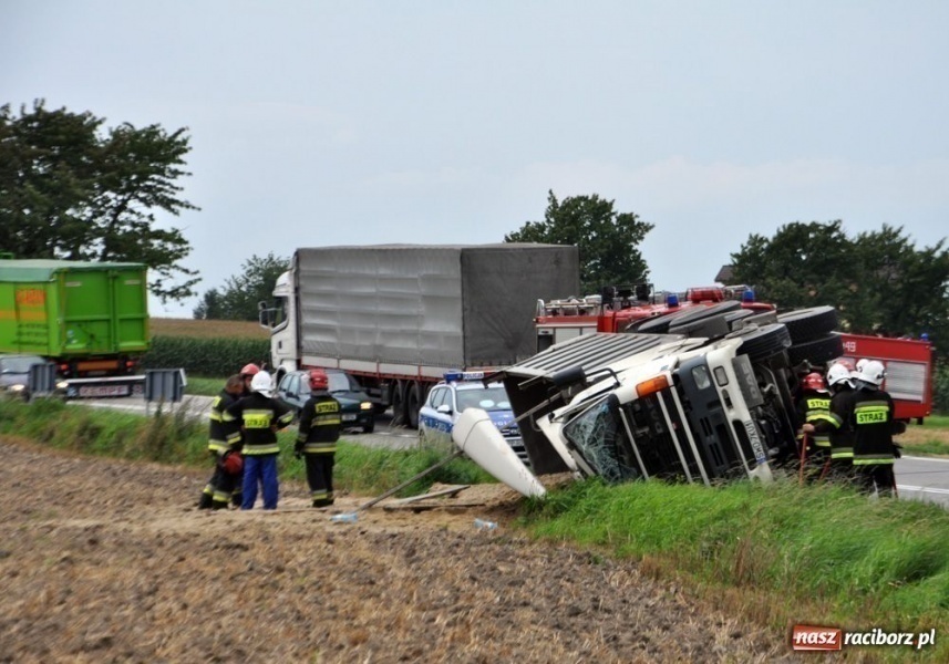 Zdjęcie w galerii na portalu naszraciborz.pl: Tir w rowie na DK 45 w Tworkowie wiadomości z regionu