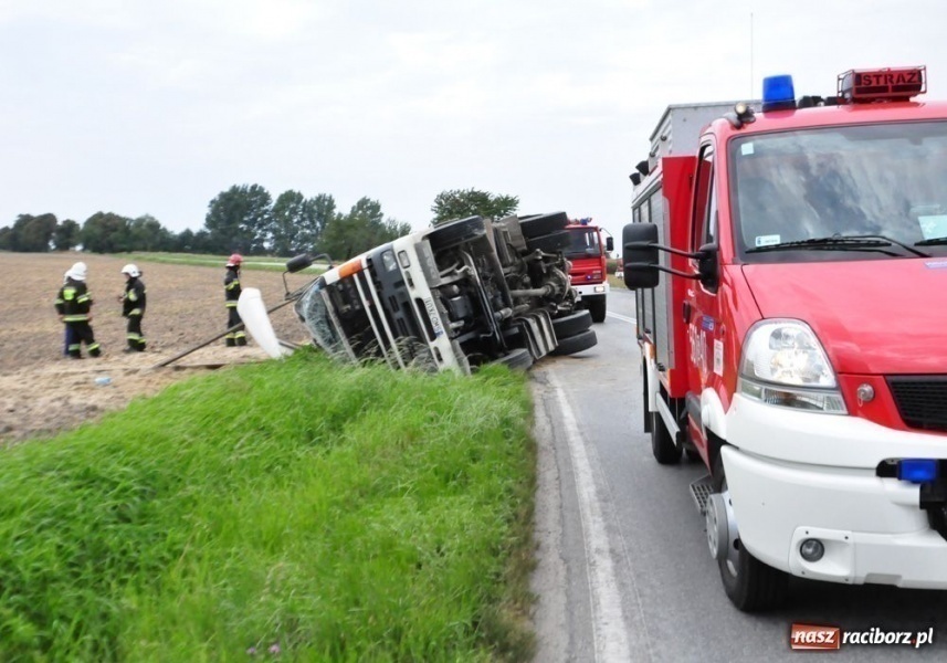 Zdjęcie w galerii na portalu naszraciborz.pl: Tir w rowie na DK 45 w Tworkowie wiadomości z regionu