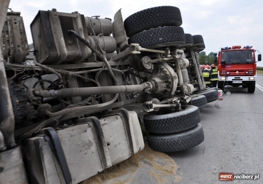 Zdjęcie w galerii na portalu naszraciborz.pl: Tir w rowie na DK 45 w Tworkowie wiadomości z regionu
