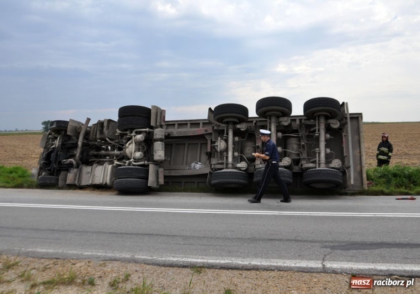 Zdjęcie w galerii na portalu naszraciborz.pl: Tir w rowie na DK 45 w Tworkowie wiadomości z regionu