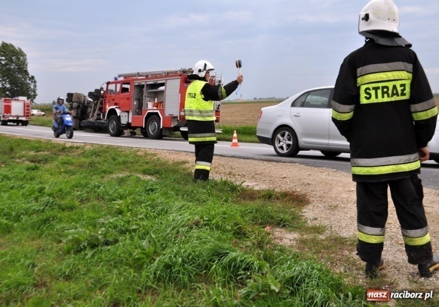 Zdjęcie w galerii na portalu naszraciborz.pl: Tir w rowie na DK 45 w Tworkowie wiadomości z regionu