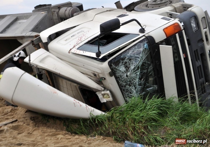 Zdjęcie w galerii na portalu naszraciborz.pl: Tir w rowie na DK 45 w Tworkowie wiadomości z regionu