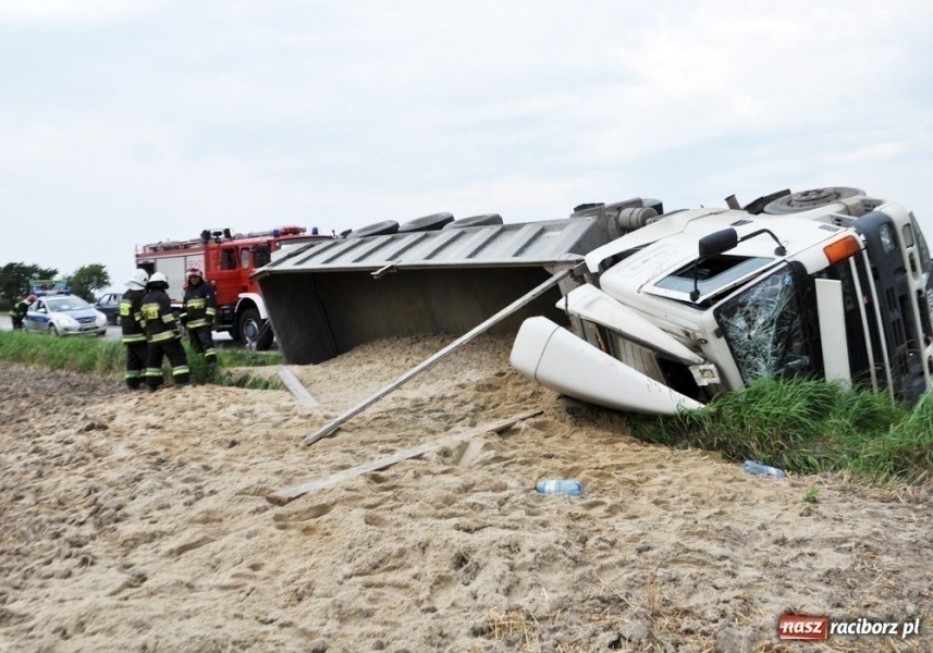 Zdjęcie w galerii na portalu naszraciborz.pl: Tir w rowie na DK 45 w Tworkowie wiadomości z regionu