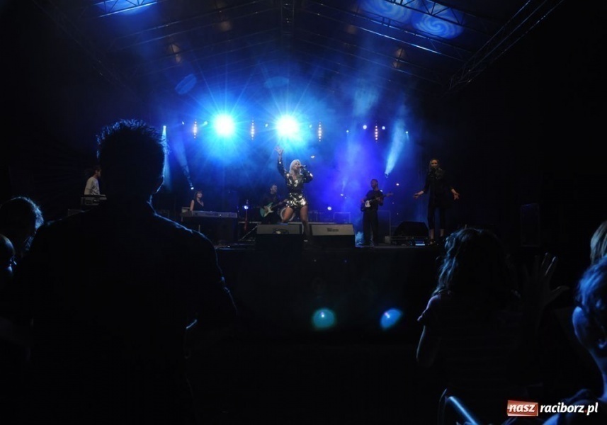 Zdjęcie w galerii na portalu naszraciborz.pl: Velvet porwała raciborską publiczność wiadomości z regionu