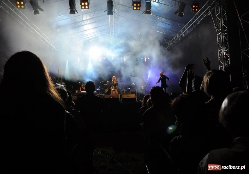 Zdjęcie w galerii na portalu naszraciborz.pl: Velvet porwała raciborską publiczność wiadomości z regionu