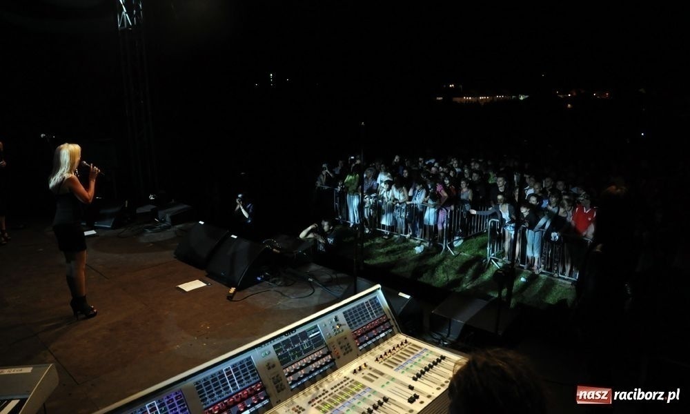 Zdjęcie w galerii na portalu naszraciborz.pl: Velvet porwała raciborską publiczność wiadomości z regionu