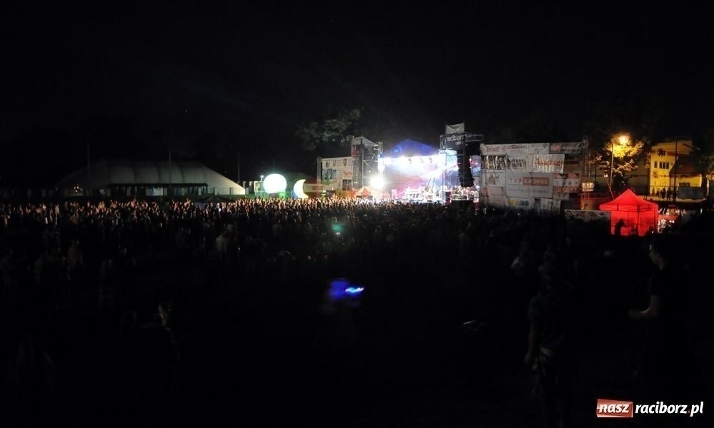 Zdjęcie w galerii na portalu naszraciborz.pl: Velvet porwała raciborską publiczność wiadomości z regionu