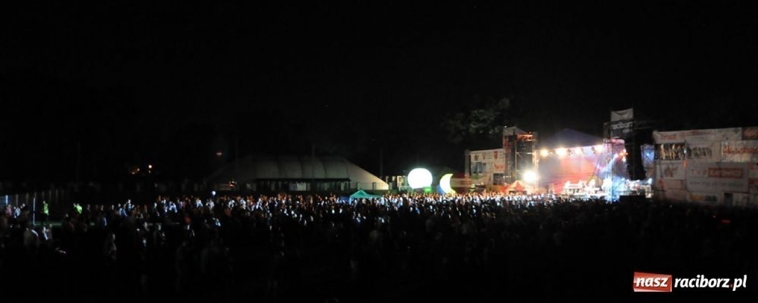 Zdjęcie w galerii na portalu naszraciborz.pl: Velvet porwała raciborską publiczność wiadomości z regionu