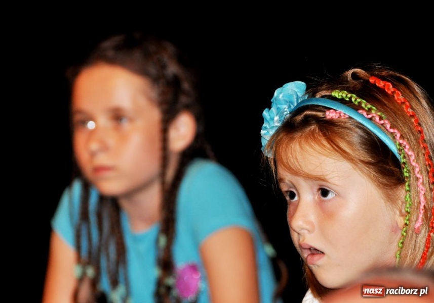 Zdjęcie w galerii na portalu naszraciborz.pl: Raciborzanie bawią się na Memoriale wiadomości z regionu