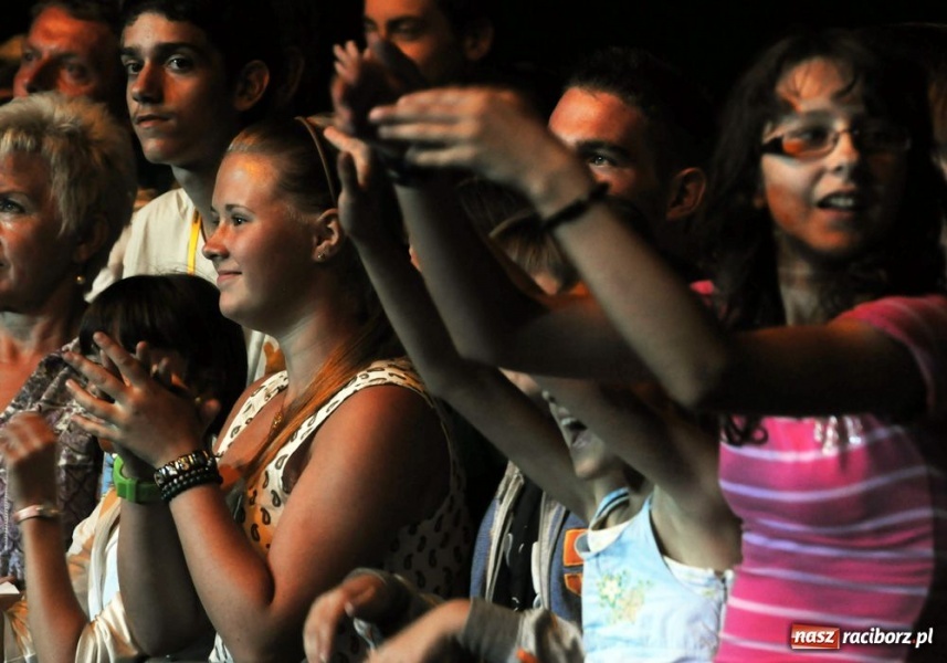 Zdjęcie w galerii na portalu naszraciborz.pl: Raciborzanie bawią się na Memoriale wiadomości z regionu