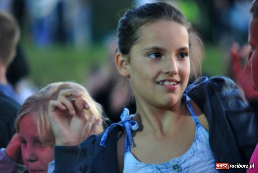 Zdjęcie w galerii na portalu naszraciborz.pl: Raciborzanie bawią się na Memoriale wiadomości z regionu