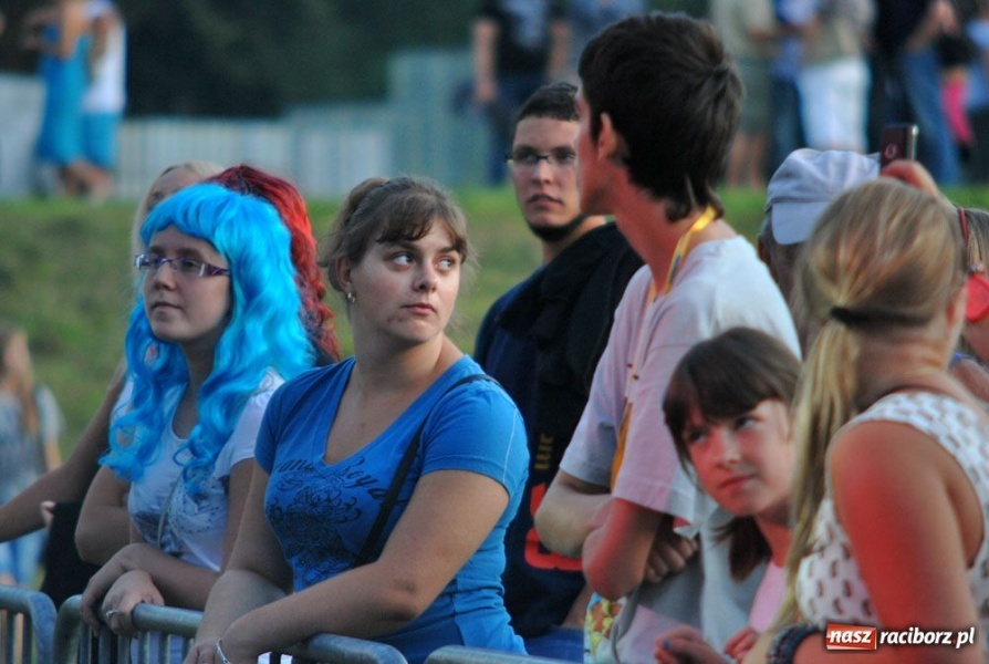 Zdjęcie w galerii na portalu naszraciborz.pl: Raciborzanie bawią się na Memoriale wiadomości z regionu