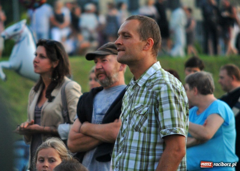 Zdjęcie w galerii na portalu naszraciborz.pl: Raciborzanie bawią się na Memoriale wiadomości z regionu
