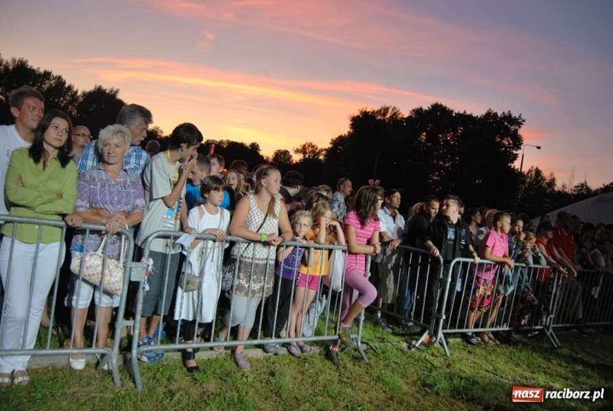 Zdjęcie w galerii na portalu naszraciborz.pl: Raciborzanie bawią się na Memoriale wiadomości z regionu