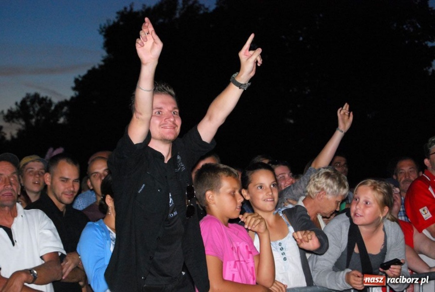 Zdjęcie w galerii na portalu naszraciborz.pl: Raciborzanie bawią się na Memoriale wiadomości z regionu