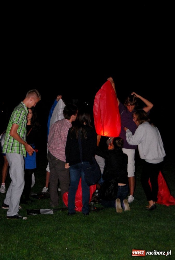 Zdjęcie w galerii na portalu naszraciborz.pl: Raciborzanie bawią się na Memoriale wiadomości z regionu