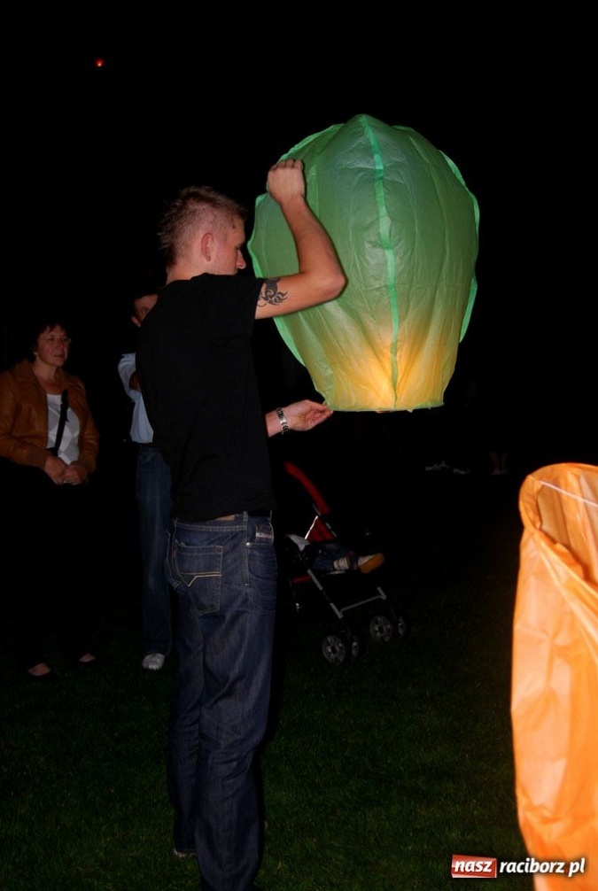 Zdjęcie w galerii na portalu naszraciborz.pl: Raciborzanie bawią się na Memoriale wiadomości z regionu