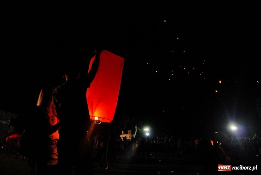 Zdjęcie w galerii na portalu naszraciborz.pl: Raciborzanie bawią się na Memoriale wiadomości z regionu