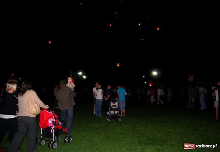 Zdjęcie w galerii na portalu naszraciborz.pl: Raciborzanie bawią się na Memoriale wiadomości z regionu