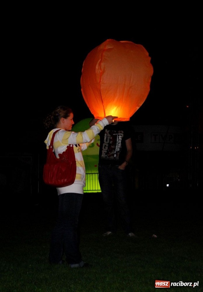 Zdjęcie w galerii na portalu naszraciborz.pl: Raciborzanie bawią się na Memoriale wiadomości z regionu