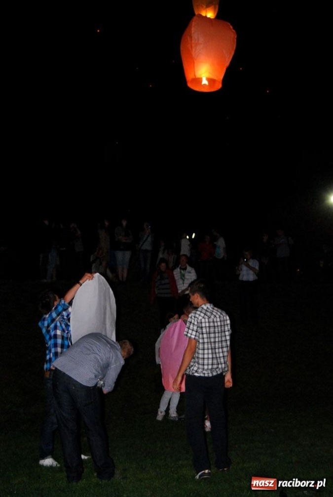 Zdjęcie w galerii na portalu naszraciborz.pl: Raciborzanie bawią się na Memoriale wiadomości z regionu