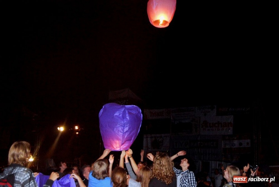Zdjęcie w galerii na portalu naszraciborz.pl: Raciborzanie bawią się na Memoriale wiadomości z regionu