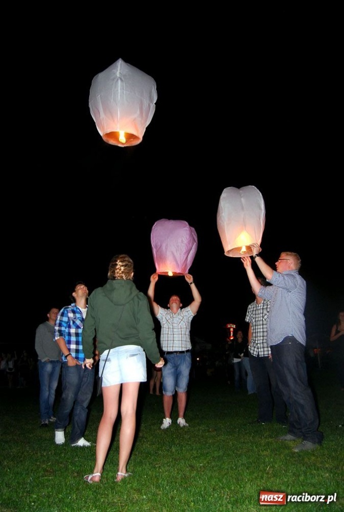 Zdjęcie w galerii na portalu naszraciborz.pl: Raciborzanie bawią się na Memoriale wiadomości z regionu