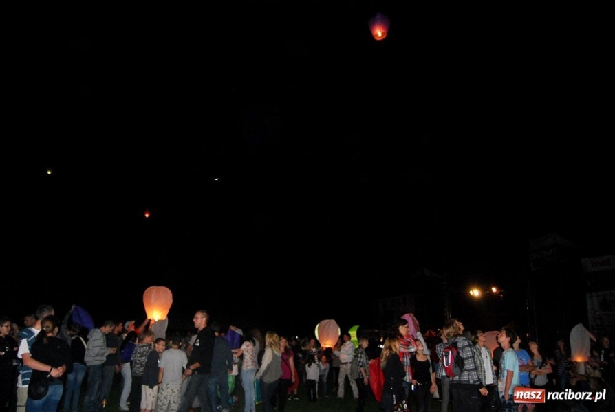 Zdjęcie w galerii na portalu naszraciborz.pl: Raciborzanie bawią się na Memoriale wiadomości z regionu