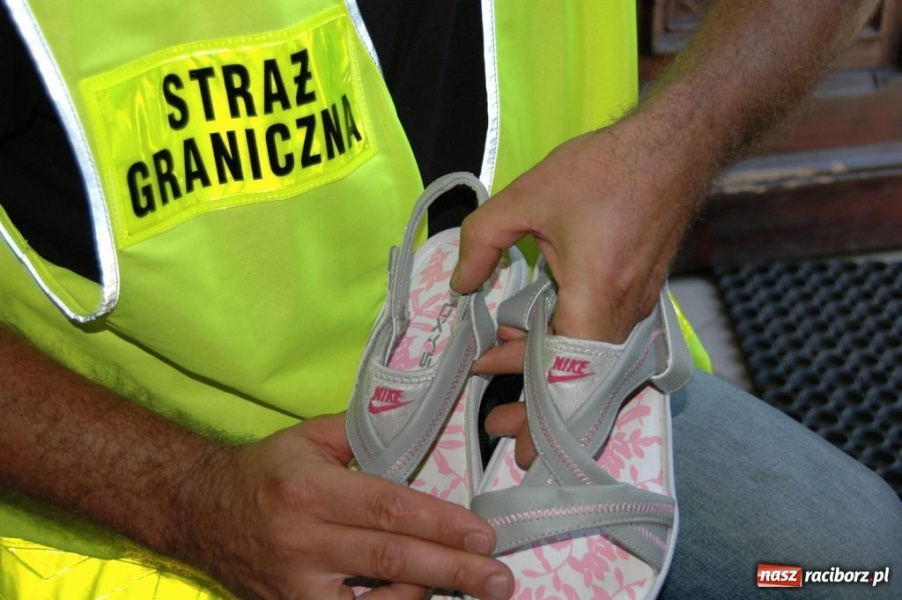 Zdjęcie w galerii na portalu naszraciborz.pl: Zatrzymane podróbki odzieży i obuwia  wiadomości z regionu