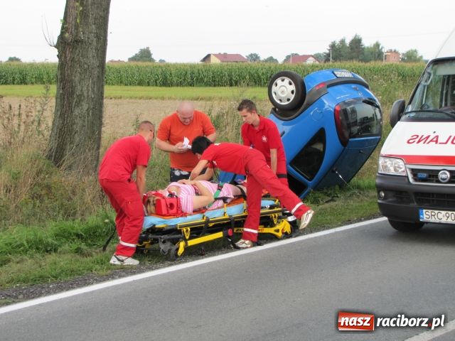 Zdjęcie w galerii na portalu naszraciborz.pl: Opel corsa wylądował w rowie wiadomości z regionu