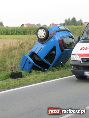Zdjęcie w galerii na portalu naszraciborz.pl: Opel corsa wylądował w rowie wiadomości z regionu
