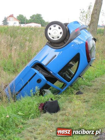 Zdjęcie w galerii na portalu naszraciborz.pl: Opel corsa wylądował w rowie wiadomości z regionu