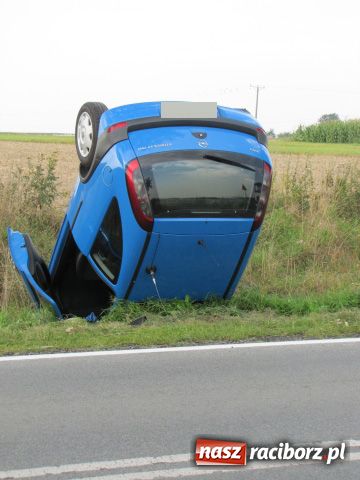 Zdjęcie w galerii na portalu naszraciborz.pl: Opel corsa wylądował w rowie wiadomości z regionu