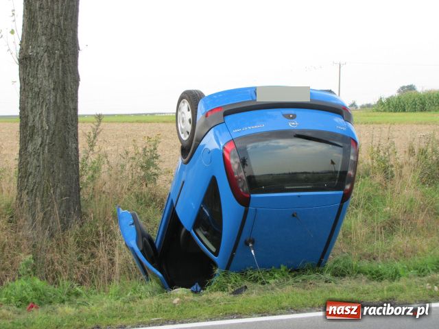Zdjęcie w galerii na portalu naszraciborz.pl: Opel corsa wylądował w rowie wiadomości z regionu