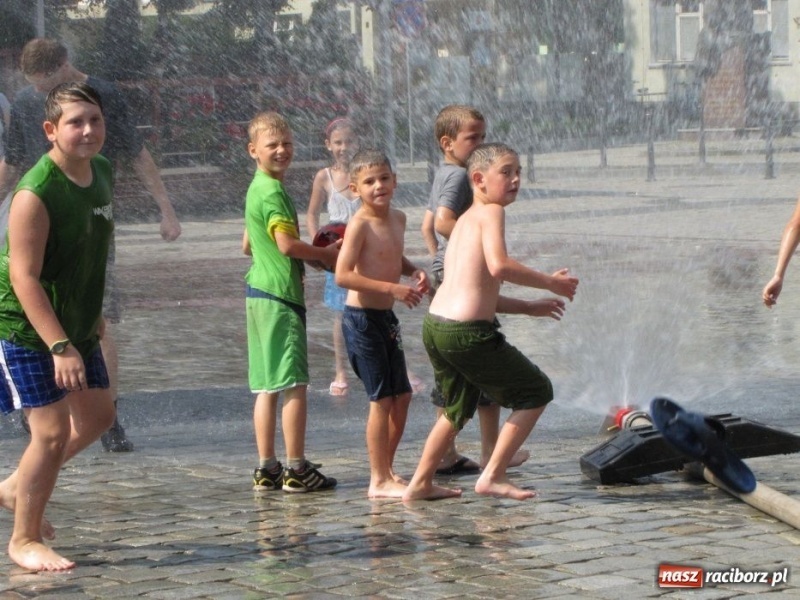 Zdjęcie w galerii na portalu naszraciborz.pl: Chcesz ochłody? Idź na Rynek wiadomości z regionu
