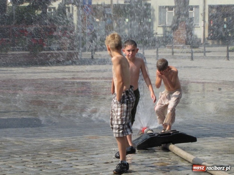 Zdjęcie w galerii na portalu naszraciborz.pl: Chcesz ochłody? Idź na Rynek wiadomości z regionu