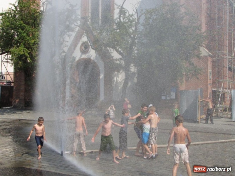 Zdjęcie w galerii na portalu naszraciborz.pl: Chcesz ochłody? Idź na Rynek wiadomości z regionu