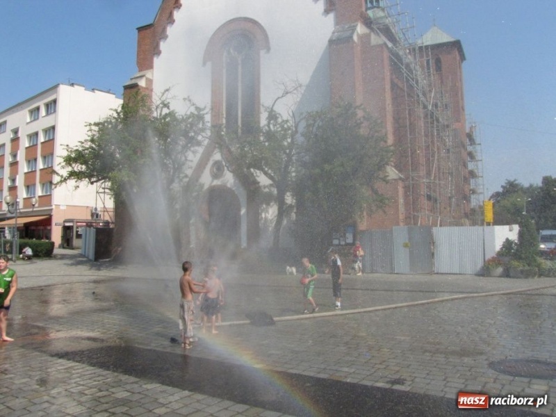 Zdjęcie w galerii na portalu naszraciborz.pl: Chcesz ochłody? Idź na Rynek wiadomości z regionu