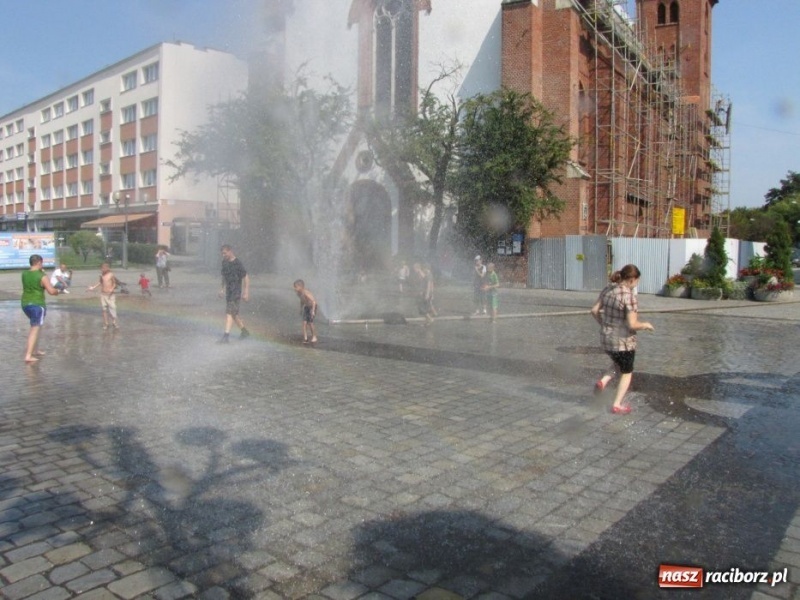 Zdjęcie w galerii na portalu naszraciborz.pl: Chcesz ochłody? Idź na Rynek wiadomości z regionu