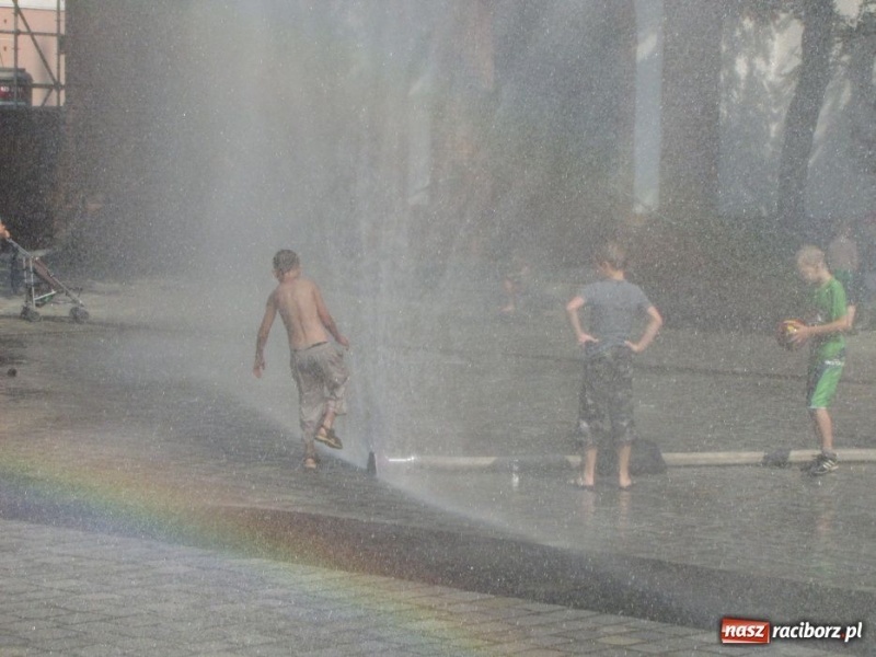 Zdjęcie w galerii na portalu naszraciborz.pl: Chcesz ochłody? Idź na Rynek wiadomości z regionu