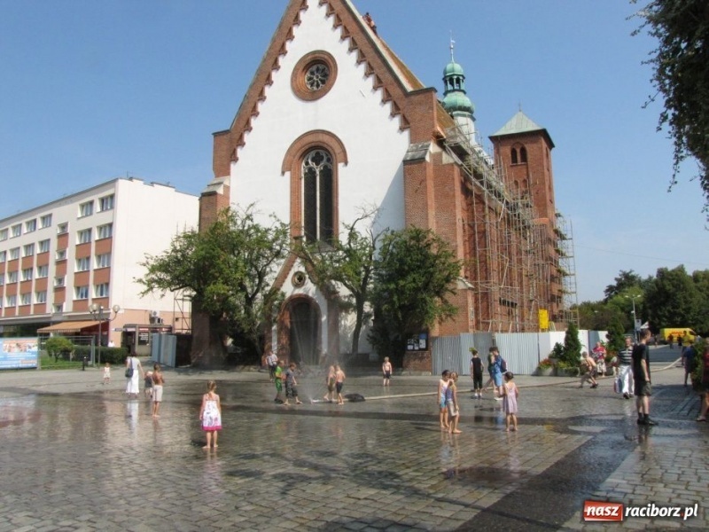 Zdjęcie w galerii na portalu naszraciborz.pl: Chcesz ochłody? Idź na Rynek wiadomości z regionu