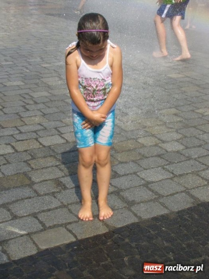 Zdjęcie w galerii na portalu naszraciborz.pl: Chcesz ochłody? Idź na Rynek wiadomości z regionu